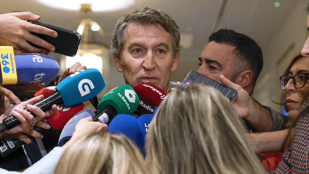 El líder del PP, Alberto Núñez Feijóo, atiende a los medios a su llegada a un acto informativo del presidente de la Xunta de Galicia, Alfonso Rueda, este jueves en Madrid.