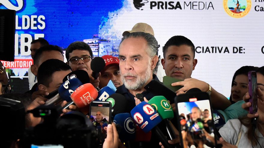 Ministro colombiano llama "malandrines" a congresistas que hundieron la consulta popular