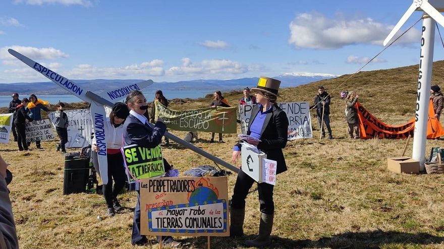 Concentración en protesta contra el parque eólico del Escudo