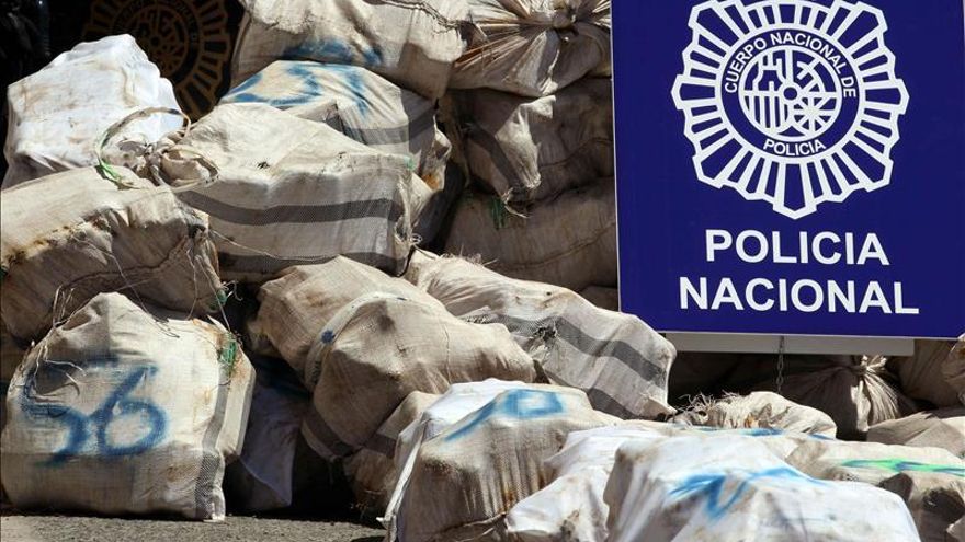 Agentes de la Policía Nacional y del Servicio de Vigilancia Aduanera apresaron en alta mar, cerca de las islas Canarias, a un barco con unos 4.000 kilos de cocaína a bordo