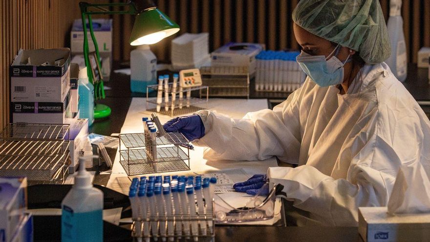 Una profesional sanitaria analiza test de coronavirus.