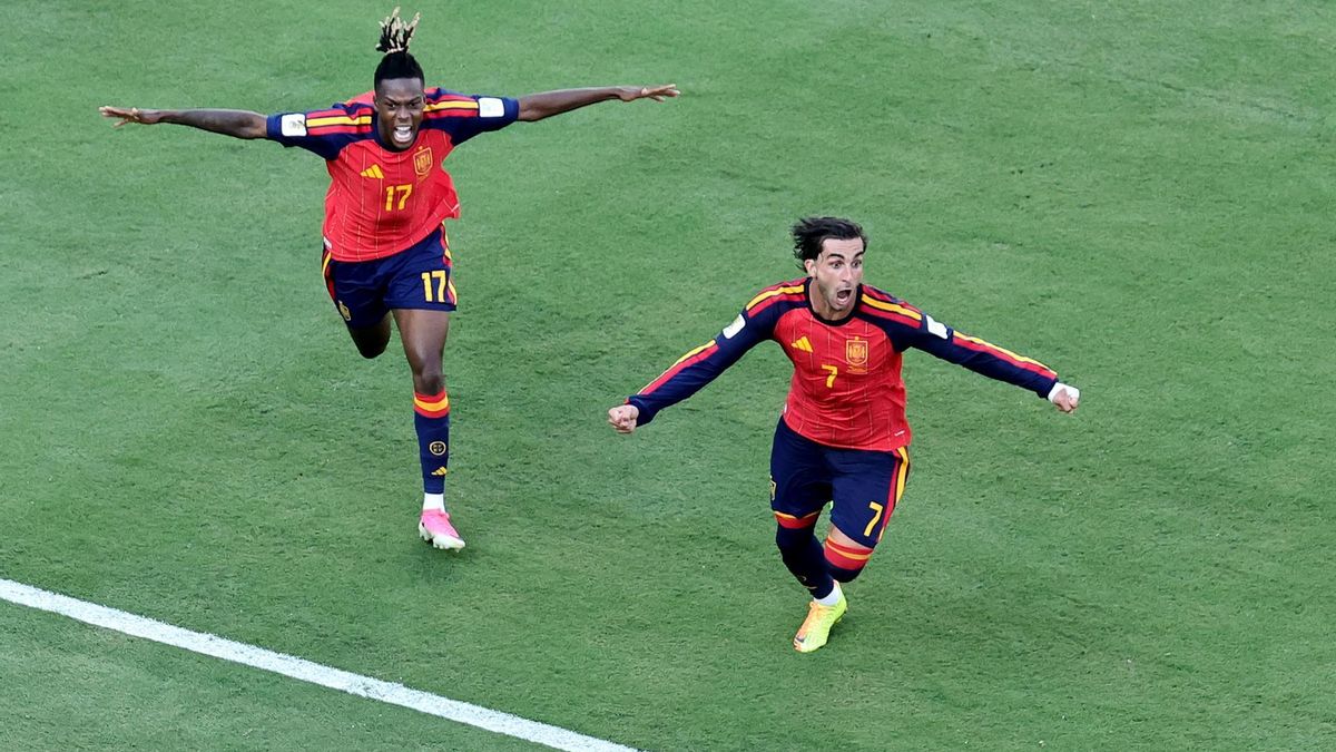 Ferran y Nico corren a celebrar el gol con el banquillo