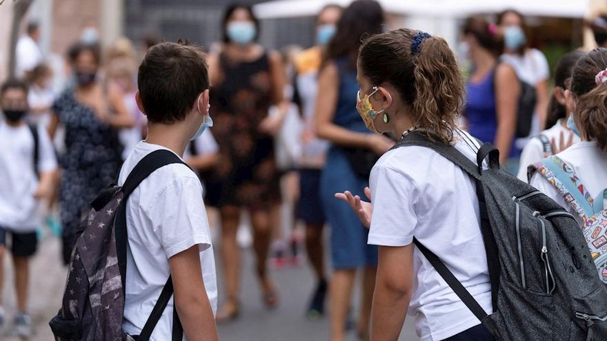 Alumnos de un colegio de Catalunya, donde los brotes en secundaria duplican a los de primaria
