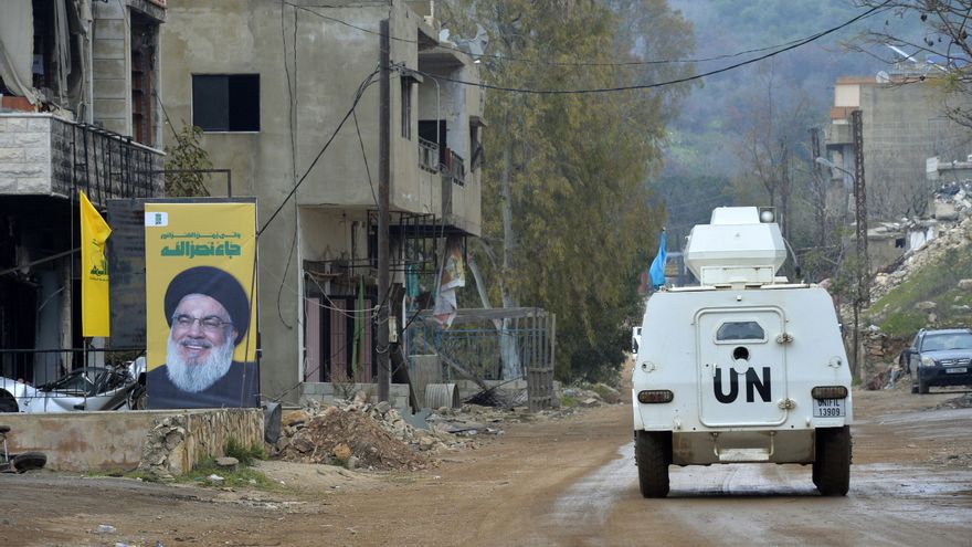 Soldados de la Fuerza Interina de las Naciones Unidas en el Líbano (UNIFIL) patrullan entre los escombros de edificios destruidos. EFE/WAEL HAMZEH