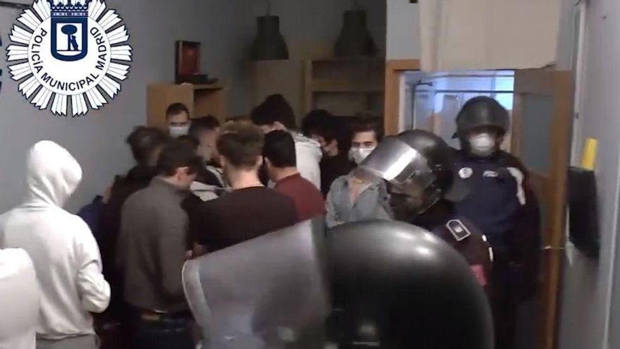 Los que sufren fiestas ilegales en los pisos turísticos de Madrid: "Vienen hasta con bola de discoteca"