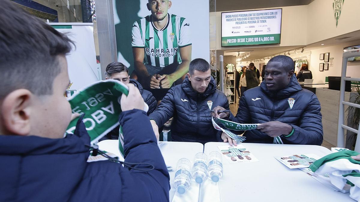 Requena, Fuentes y Fomeyem firman autógrafos en la tienda del Córdoba CF