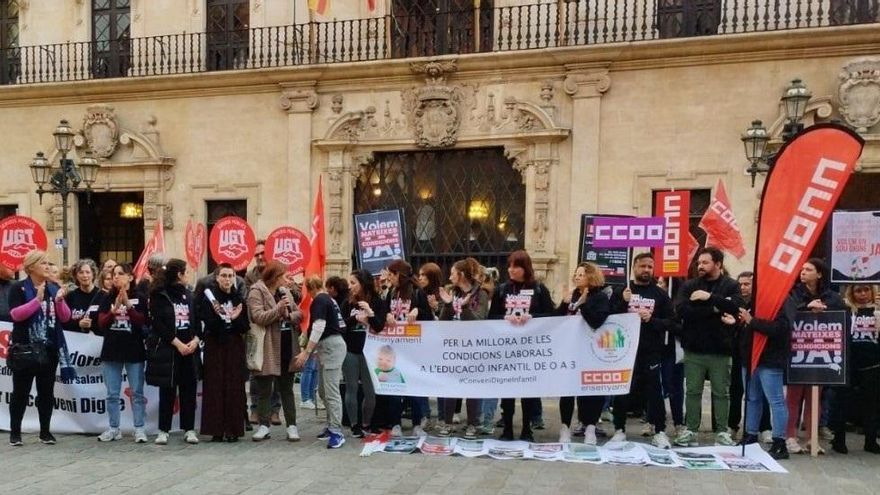 Las trabajadoras de las 'escoletes' externalizadas de Palma inician una huelga indefinida para reclamar mejoras salariales