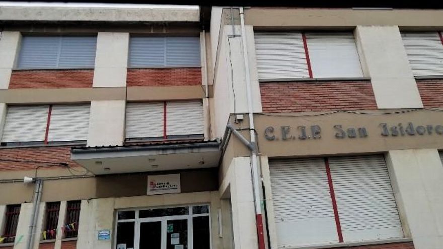 A la izquierda, arriba, las nuevas ventanas y persianas, mientras el resto permanecen.