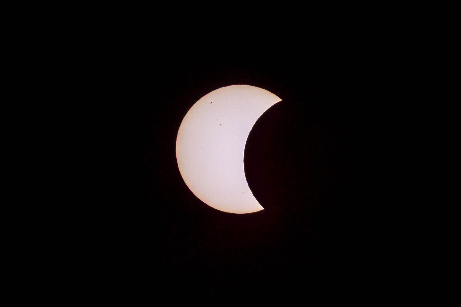 Eclipse solar desde el observatorio del Teide este miércoles.