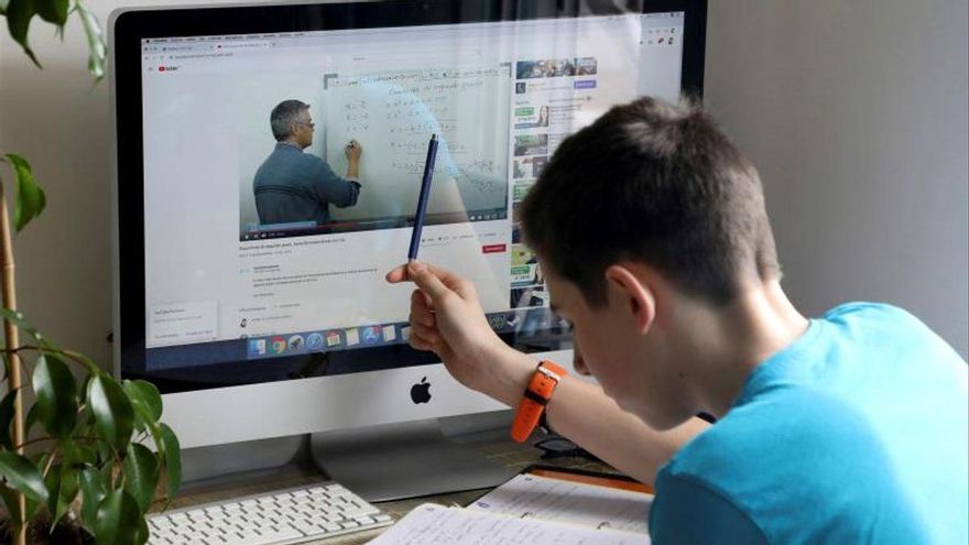 Un alumno, estudiando en su casa.