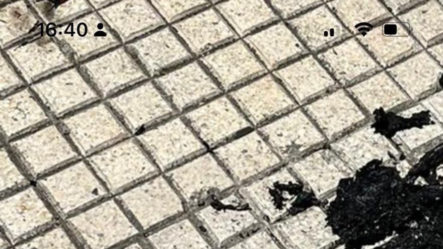 Queman la bandera LGTBI colgada en la fachada de CCOO en Guadalajara