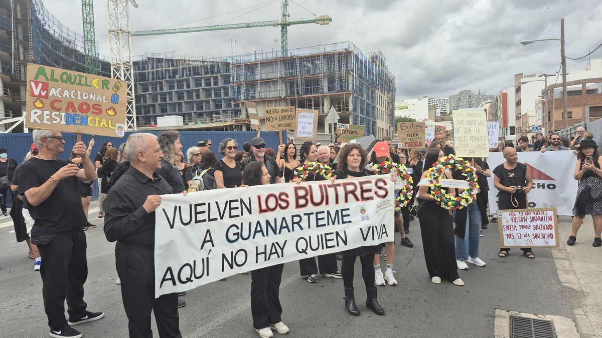 Parada de la "comitiva fúnebre" frente al residencial Las Américas y el Barranco de la Ballena