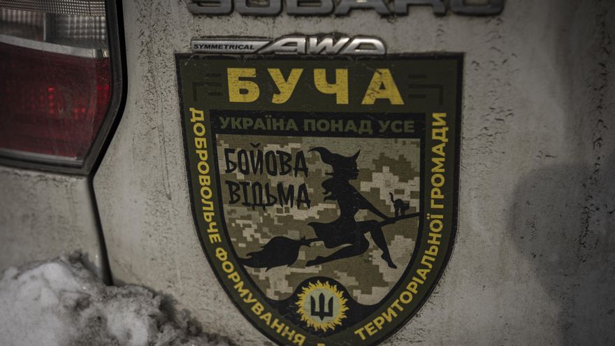 Pegatina del grupo "Las Brujas de Bucha" en el vehículo con el que recorren Bucha ante una alerta de dron.