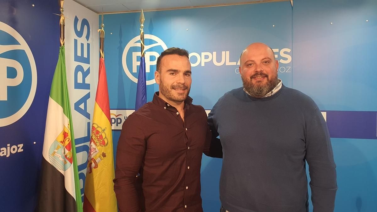 El alcalde de Villar del Rey, Moisés García, a la izquierda, junto al presidente del PP de Badajoz, Manuel Naharro