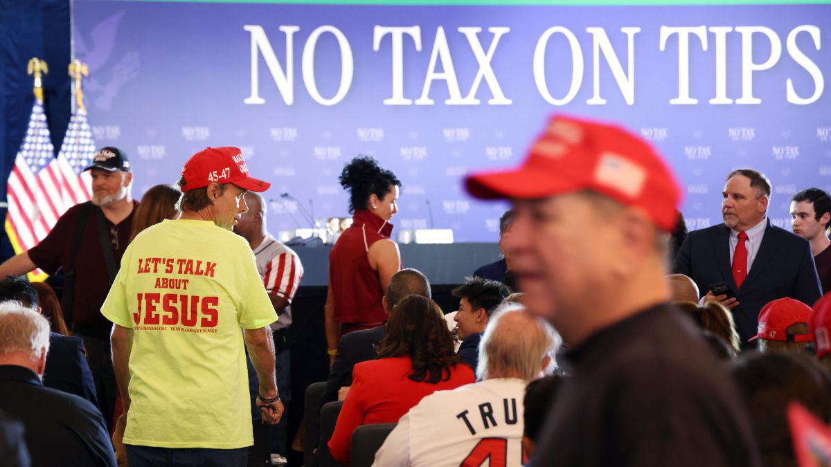 Simpatizantes se reúnen antes de una mesa redonda organizada por el presidente estadounidense, Donald Trump, sobre su política de "No gravar las propinas" en el AC Hotel Las Vegas Symphony Park en Las Vegas, Nevada, EE. UU., el 16 de abril de 2026.