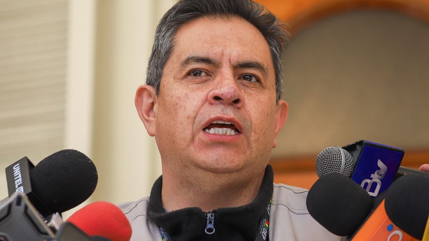 El ente electoral de Bolivia insta a votar sin teléfono móvil ante denuncias de coacción