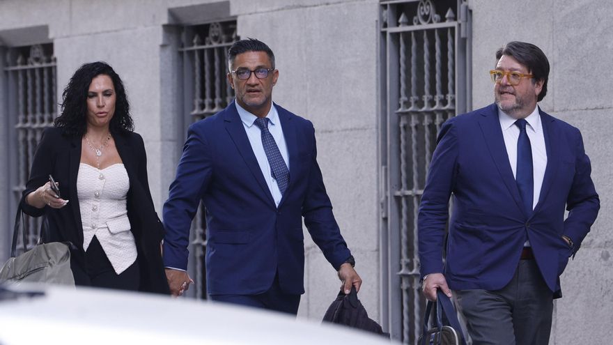 Sergio Ríos (c), exchófer de Luis Bárcenas, llega a la Audiencia Nacional este miércoles para declarar en una nueva sesión del juicio del caso Kitchen, la presunta operación parapolicial para espiar a Luis Bárcenas entre 2013 y 2015, centrada en la declaración como acusados de Andrés Gómez Gordo, un inspector que fue asesor del Gobierno de María Dolores de Cospedal en Castilla-La Mancha, y del exconductor del extesorero del PP, Sergio Ríos. EFE/ Javier Lizón