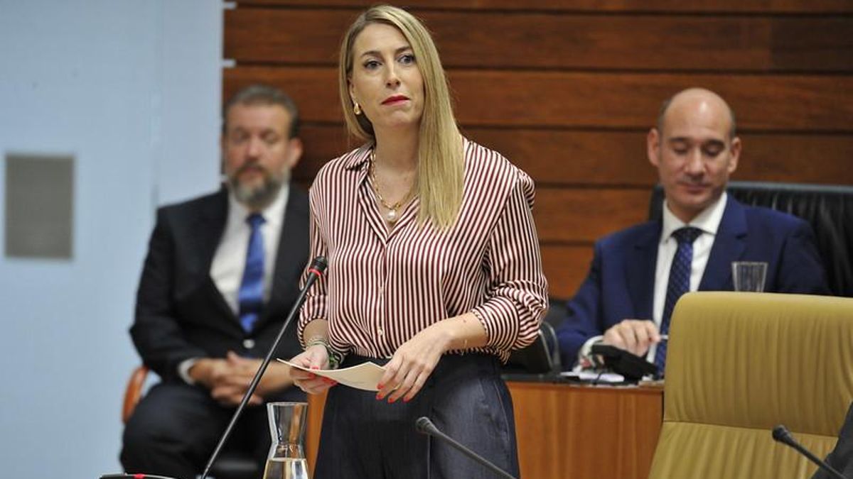 La presidenta de la Junta de Extremadura, María Guardiola, en el pleno de la Asamblea de este jueves