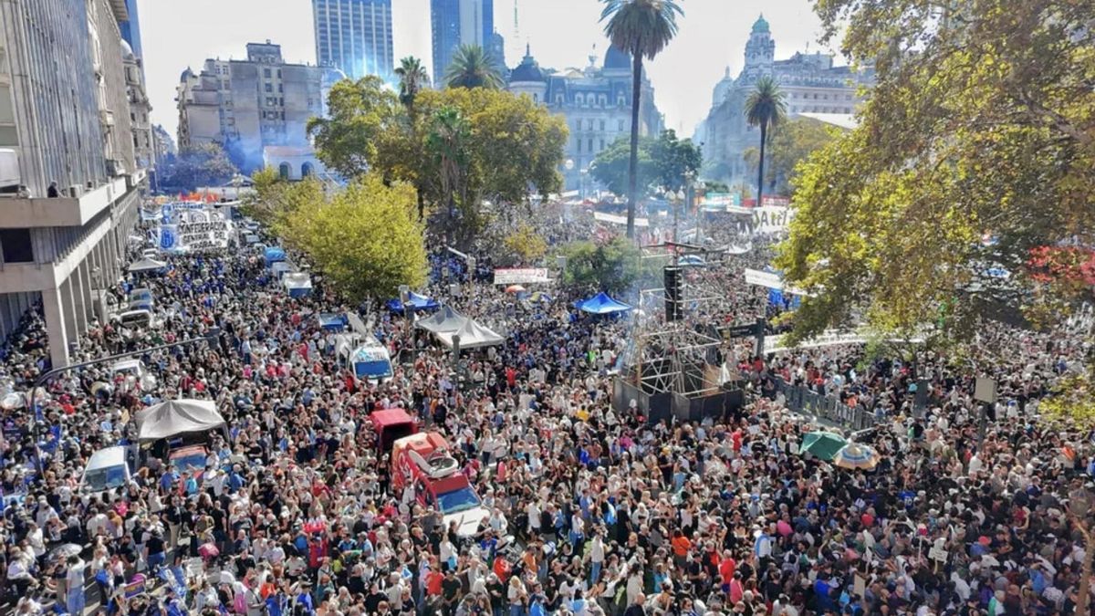 Multitudinaria movilización en Plaza de Mayo con críticas al Gobierno y una fuerte reivindicación de los 30.000 desaparecidos