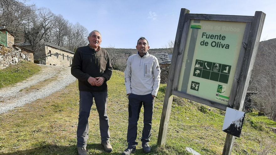 Pepe Núñez (izquierda) y Fernando Cerezales, expedáneo y pedáneo actual, en Fuente de Oliva (León)