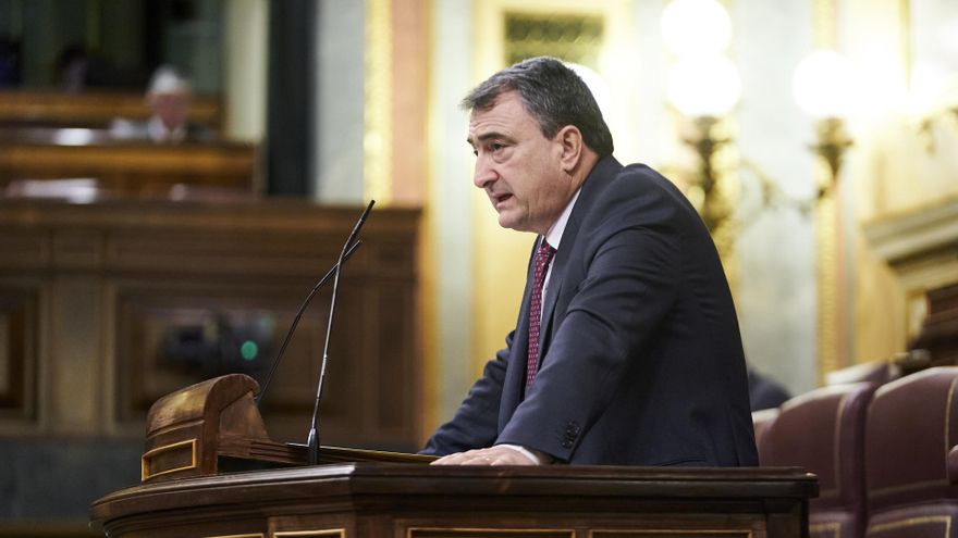 Archivo - El diputado del PNV, Aitor Esteban, interviene en una sesión plenari