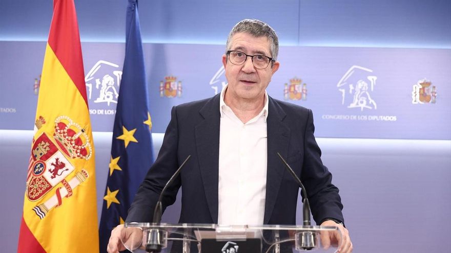 El secretario de política federal del PSOE, Patxi López, durante una rueda de prensa en el Congreso de los Diputados, a 21 de abril de 2026, en Madrid (España).
