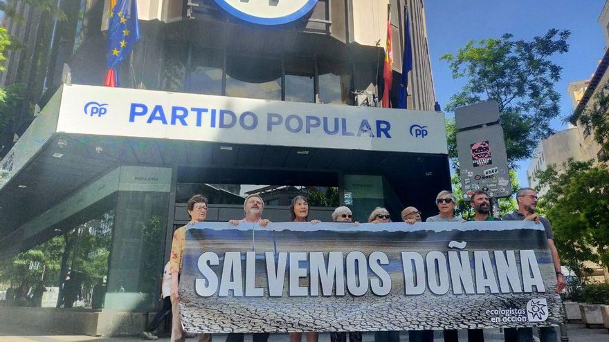 Un grupo de activistas de Ecologistas en acción se manifiestan en Génova por Doñana