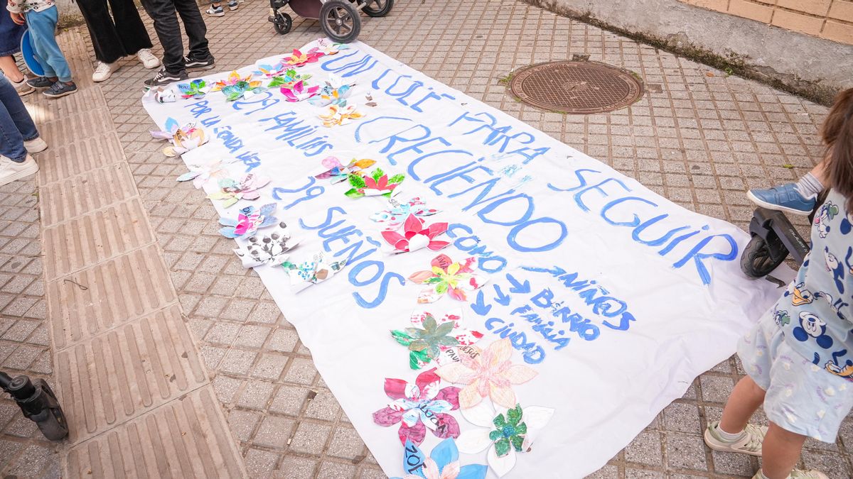 Ruta de familias CEIP Hernán Ruiz у CEIP López Diéguez para reclamar más líneas educativas en ambos centros
