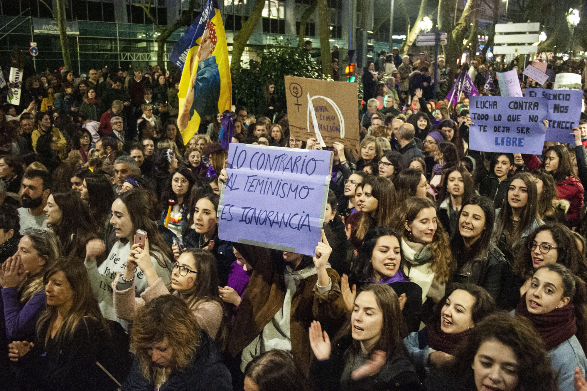 Decenas de miles de personas han colapsado el centro de Santander durante la manifestación del 8M. | BUBY REY