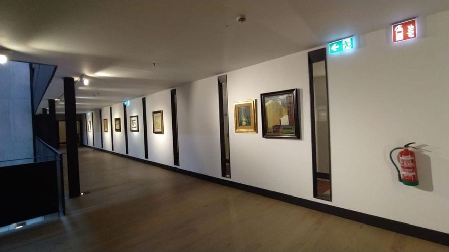 Uno de los pasillos repletos de obras de arte del nuevo atrio del Parador de León, donde sólo pueden acceder los clientes. / Uribe