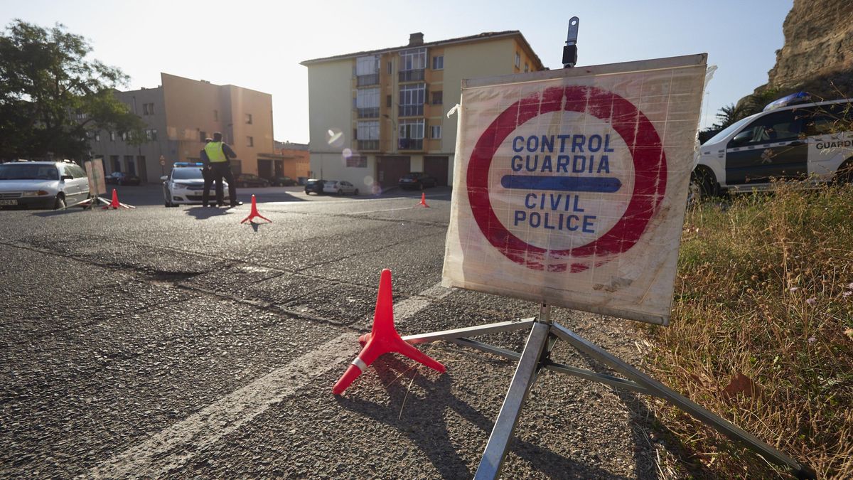 Policías forales controlan las carreteras de Falces el mismo día de la entrada en vigor del confinamiento en el municipio debido al aumento de casos de Covid-19, en  Falces, Navarra, (España), a 30 de septiembre de 2020. Al confinamiento de Falces se une