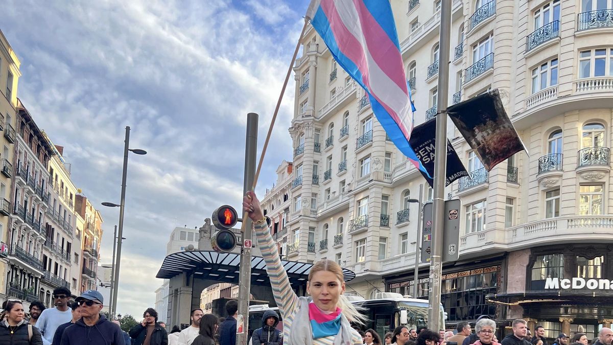 Vlada Krassova enarbolando la bandera del Orgullo Trans