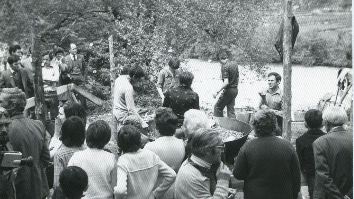 Los vecinos de Sant Salvador de la Vedella comen caracoles en la fiesta mayor del pueblo a principios de los años 70.