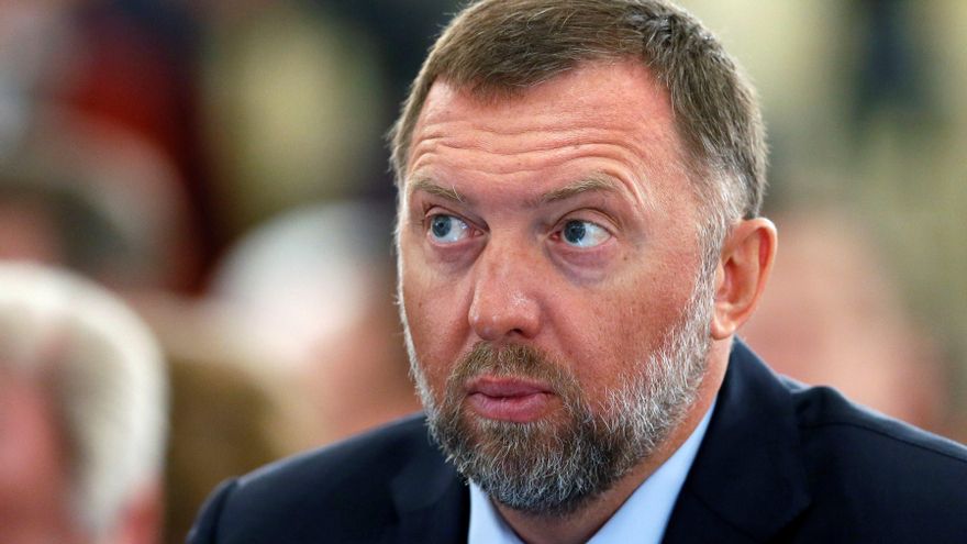 Australia, añadió a la lista de oligarcas rusos sancionados, en la que ya se encuentran 41 personas, incluido Roman Abramovic, a los empresarios Oleg Deripaska (c) y Viktor Vekselberg, cuyos negocios se vinculan con empresas australianas, según el comunicado oficial. EFE/ Yuri Kochetkov