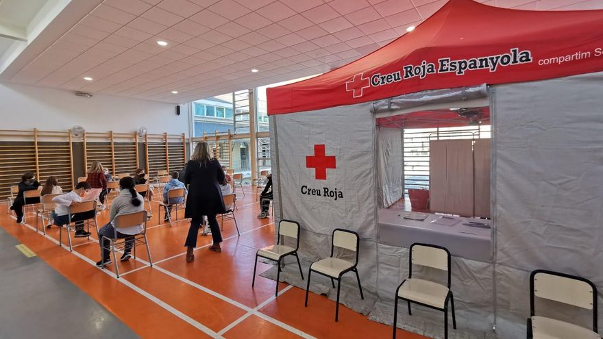 El proceso de vacunación contra la COVID-19 en el CEIP Balmes de València.