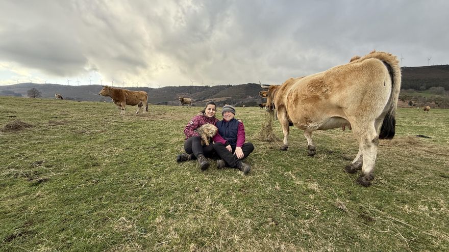 Meri Llano, la ganadera con la cabaña ecológica más guapa de Asturias, cuida 170 vacas y 30 burras en sierra de Illano