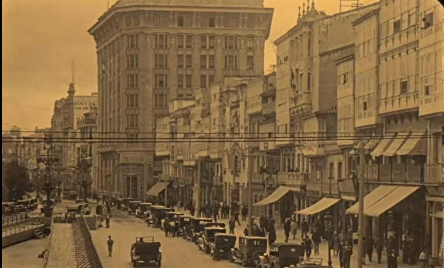 Imagen de Os Cantóns, en A Coruña, a finales de los años 20, en un fotograma de 'Viaje por Galicia', de Luis R. Alonso