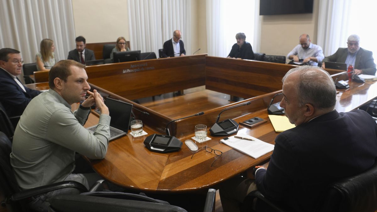 El PSOE se desmarca y vota en contra del dictamen que reprueba a cuatro exconsejeros por el accidente minero de Zarréu