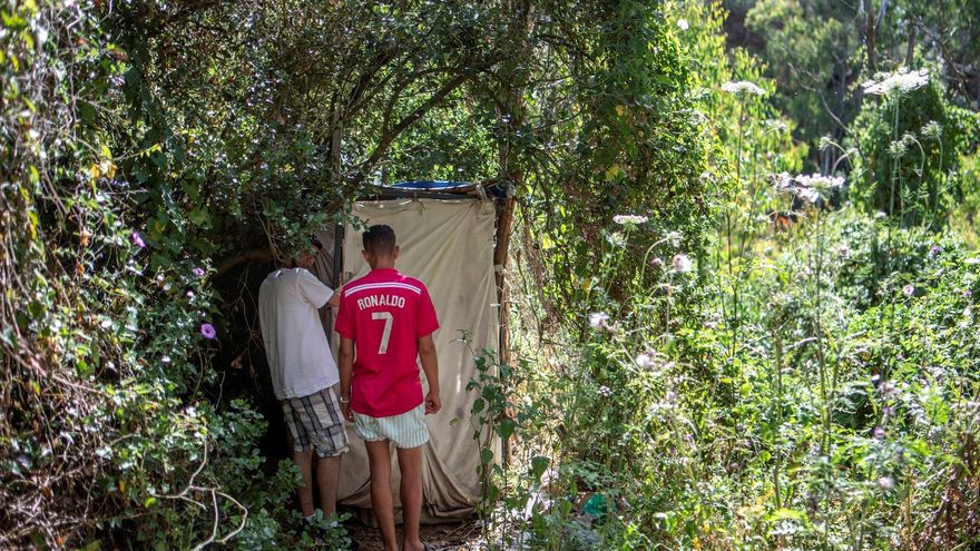 Un grupo de jóvenes migrantes lleva días viviendo en los montes de Ceuta. Se han instalado en medio de la vegetación de un bosque para esquivar a la policía. EFE/ Brais Lorenzo