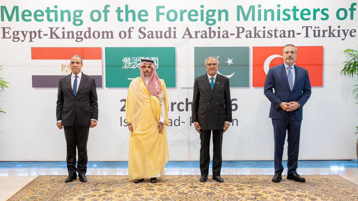 De izquierda a derecha, los primeros ministro de Egipto, Badr Abdelatty; Arabia Saudí, Faisal bin Farhan Al Saud; Pakistán, Mohamad Ishaq Dar; y Turquía, Hakan Fidan, el 29 de marzo en Islamabad (Pakistán).