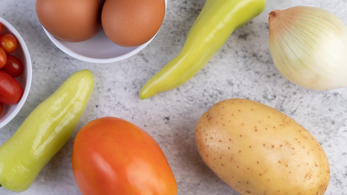 Los ingredientes de esta receta son los huevos, las patatas, cebolla y pimientos