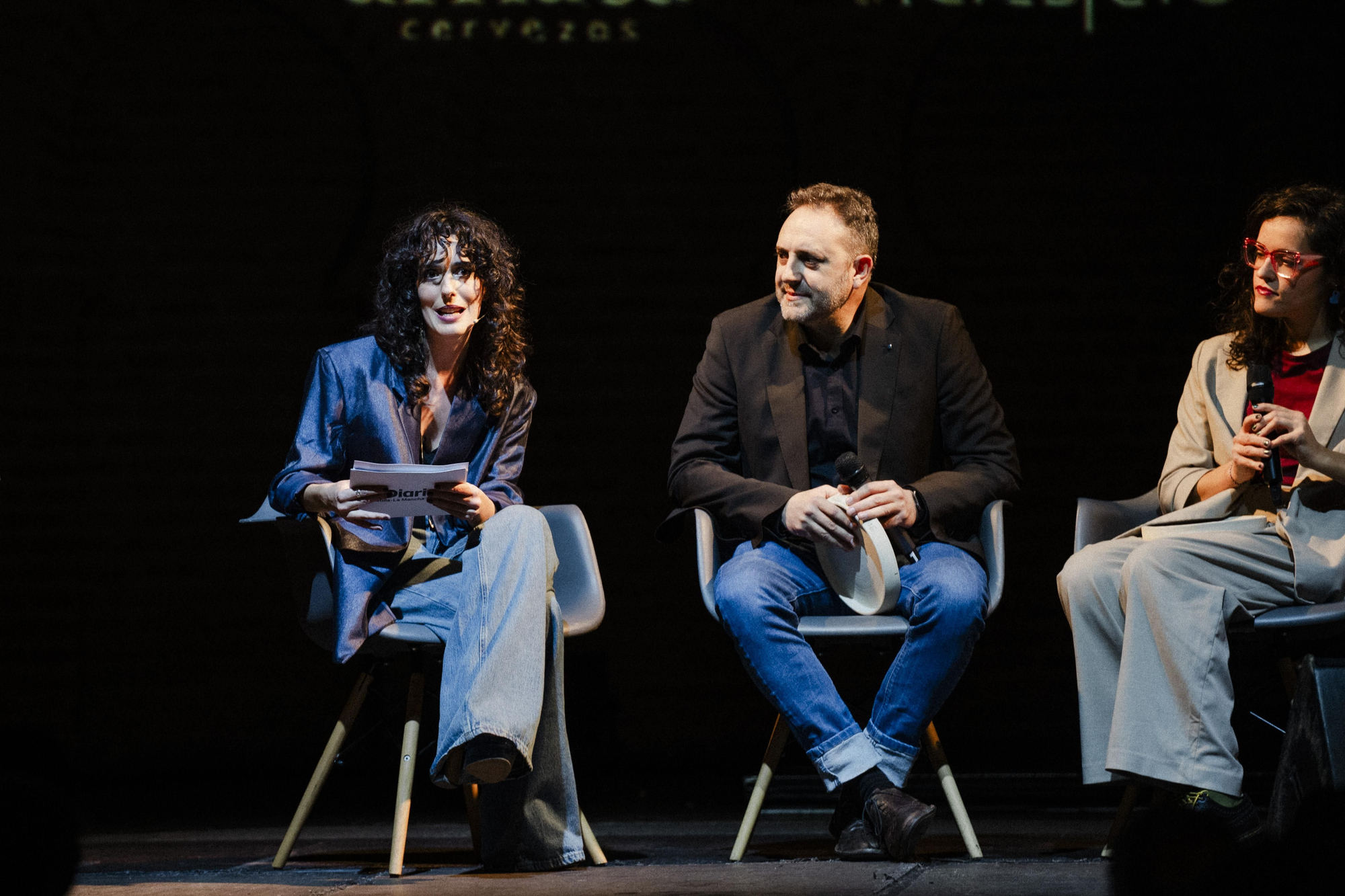 La periodista Itziar Machicado, junto a José María González (Capitán Denim) y Soledad López (La Bodeguilla de Motilla) durante una entrevista