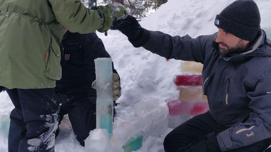 Joaquín Jiménez Ballester junto a sus hijos fabricando el castillo de bloques por el Mar Menor