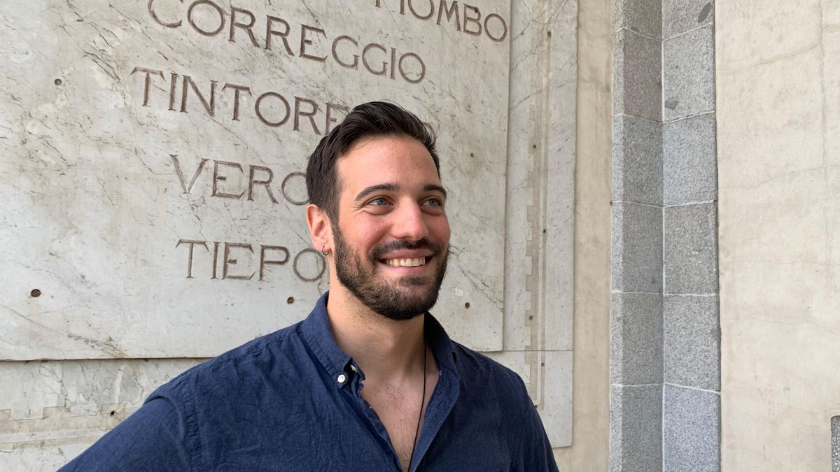 Gianluca Lattuada en la entrada del Museo del Prado de Madrid.