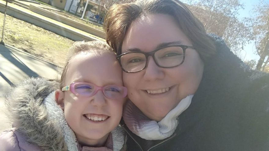 Emma y su madre en un parque cerca de su domicilio en Almendralejo (Badajoz)