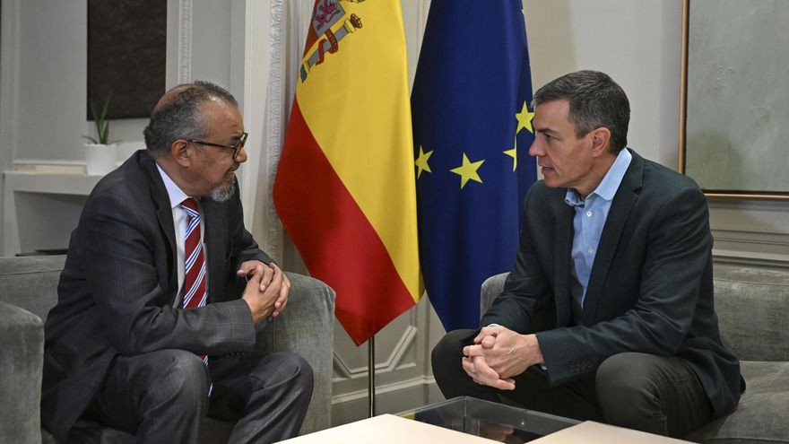 El presidente del Gobierno, Pedro Sánchez (d), ha mantenido este sábado un encuentro con el director general de la OMS, Tedros Adhanom Ghebreyesus. EFE/ Pool Moncloa/Borja Puig De La Bellacasa