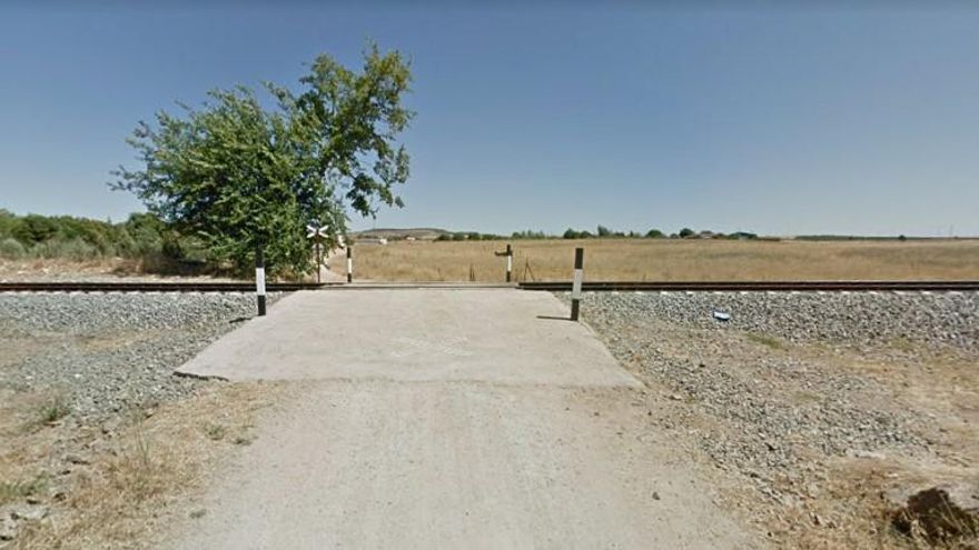 Muere un ciclista arrollado por el tren en un paso sin barreras en Zafra