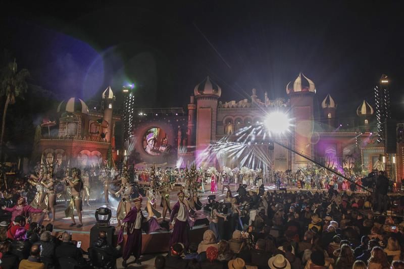 Gala de elección de la Reina del Carnaval de las Mil y una Noches de Las Palmas de Gran Canaria. (Efe/Ángel Medina G.).