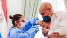 Una trabajadora de la salud pone una vacuna contra la influenza al ministro de Salud de Paraguay, Julio Mazzoleni (d), durante una conferencia de prensa este miércoles, en el Palacio de Gobierno, en Asunción (Paraguay). Abdo Benítez anunció ese miércoles el comienzo de un desembolso de 230 millones de dólares que tendrá como destino a alrededor de 1,2 millones de personas que forman parte de los sectores más afectados por el impacto económico del COVID-19, que ha dejado ocho muertes en el país.
