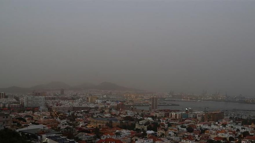 Las Palmas de Gran Canaria, cubierta por la densa calima este lunes, 15 de febrero